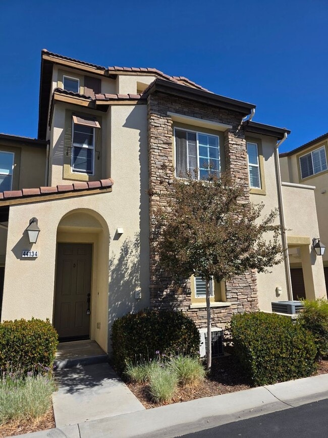 Building Photo - Gorgeous 3 Bedroom Townhome in Paseo del S...