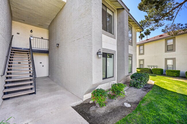 Photo - 43376 Cook St Unit 92