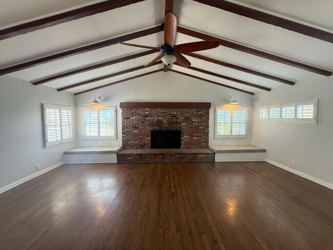 Spacious Silver Lake Charmer 2-bedroom, 1-... - Spacious Silver Lake Charmer 2-bedroom, 1-... House