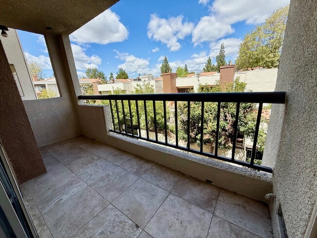 Photo - 5550 Owensmouth Ave