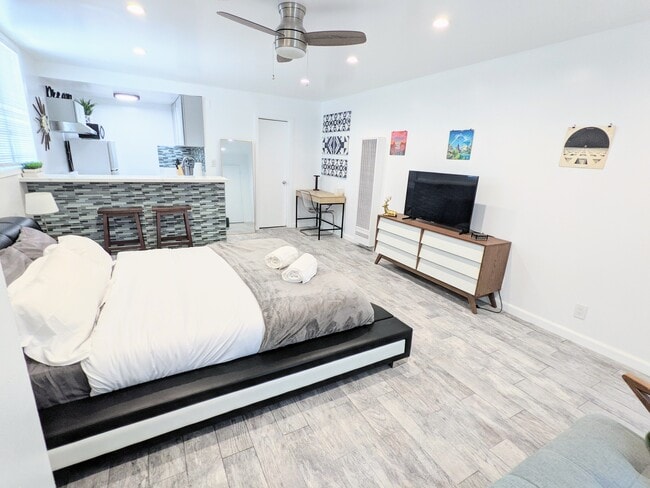 Photo - 1272 N Hayworth Ave