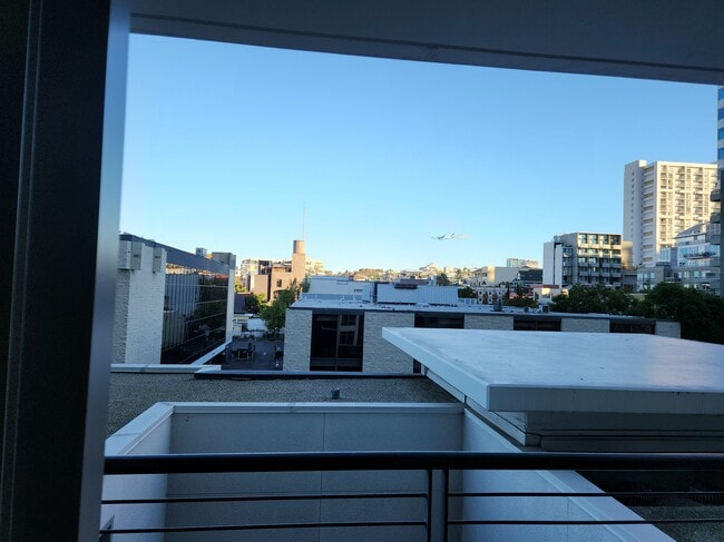 Building Photo - 425 W Beech St Unit 517