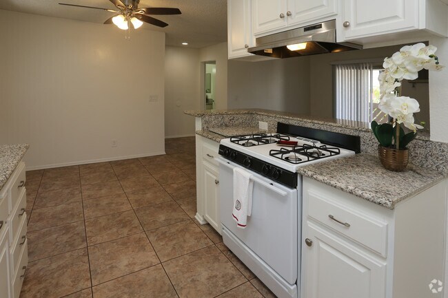 2BR, 2BA - 900 SF - Woodglen Apartments