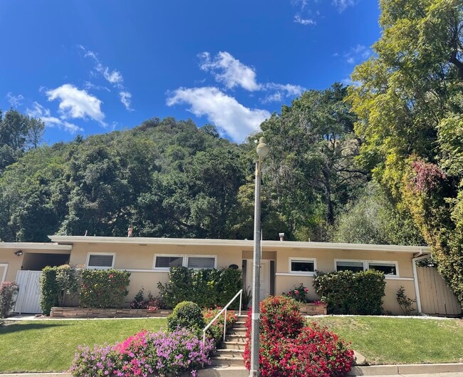 Building Photo - 1423 Roscomare Rd
