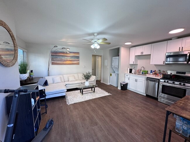 Building Photo - 703 1/2 W 30th St Unit 703 1/2