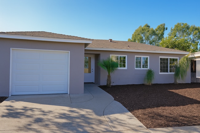 Building Photo - 7 Bed 3 Bath House on Tipton- Great for Big Groups!!