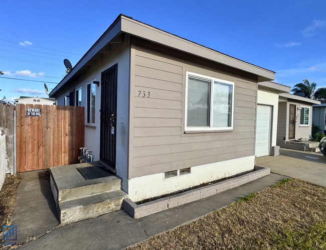 Building Photo - Woodlawn Unit 733