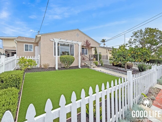 Building Photo - Inviting 3BD/2BA South Park Home with Turf Yards, Hardwood Floors & A/C