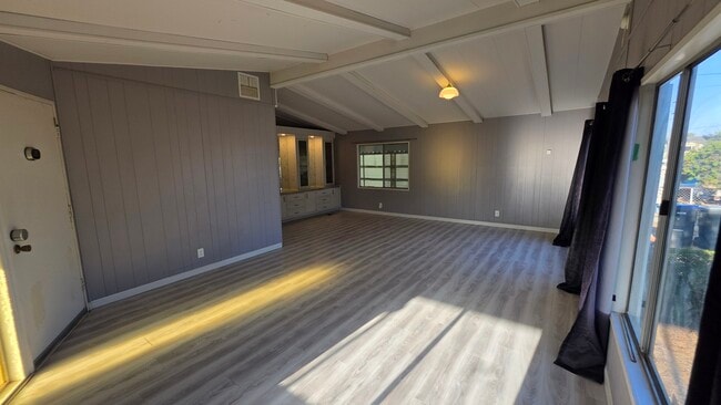 LARGE ROOM - 18950 Woodcrest Ln