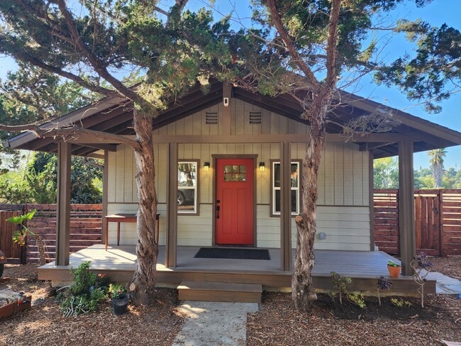 Building Photo - Cozy Craftsman style home!