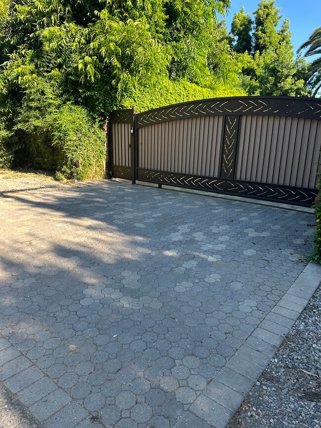 Photo - 19617 Oxnard St