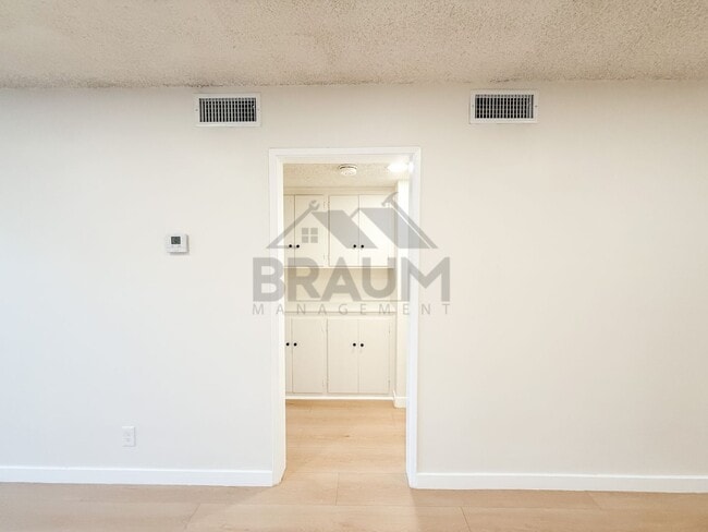 Photo - 6041 Whitsett Ave Unit 202