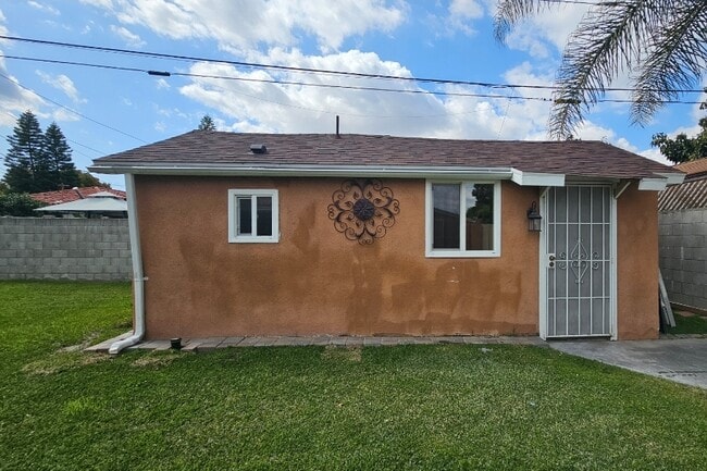 Rear studio - 13939 Facade Ave Unit Studio