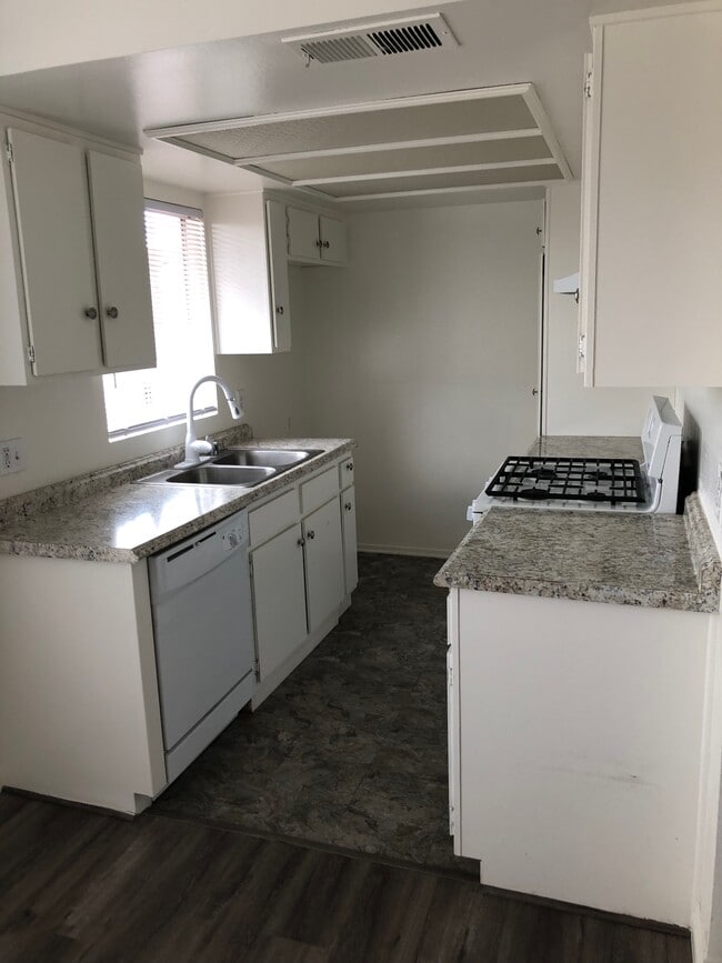 Kitchen - 1707 Keeler St Unit C