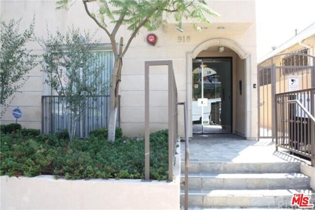 Photo - 918 S Harvard Blvd Unit 302
