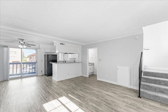Building Photo - 18547 Saticoy St Unit 10