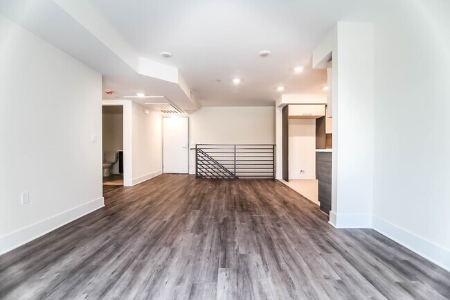 Building Photo - 5026 Rosewood Ave Unit 506