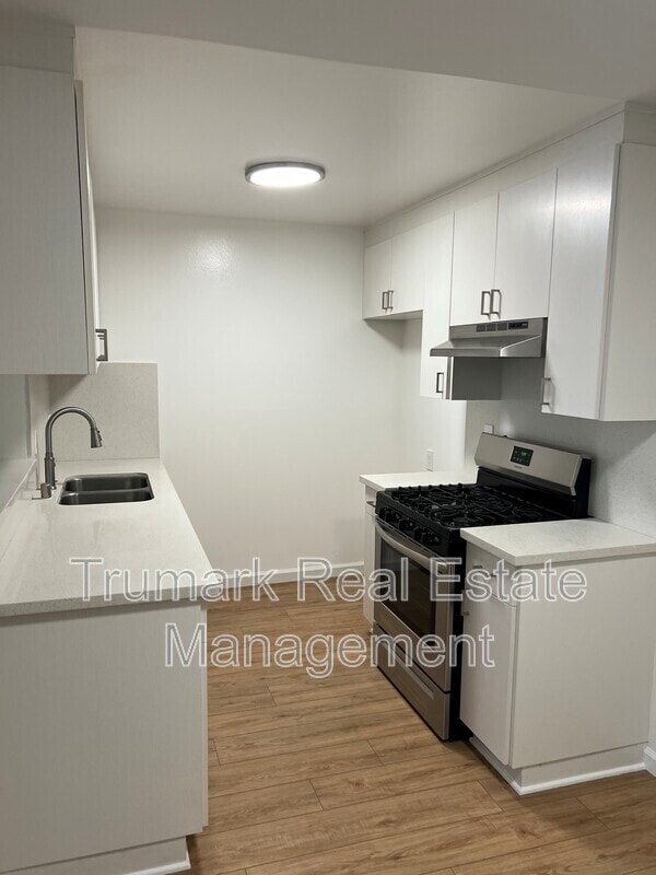 Photo - 2713 Montrose Ave Unit 4