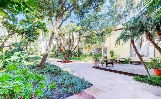 Photo - 6333 La Jolla Blvd