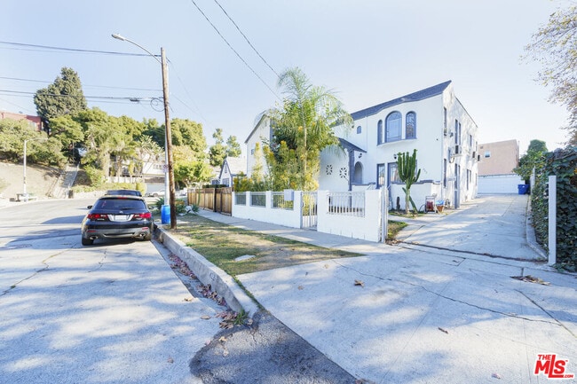 Building Photo - 424 N Reno St