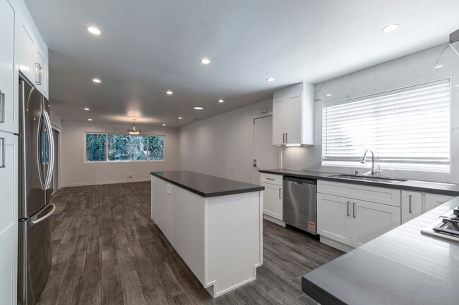 Photo - 129 E Loop Dr