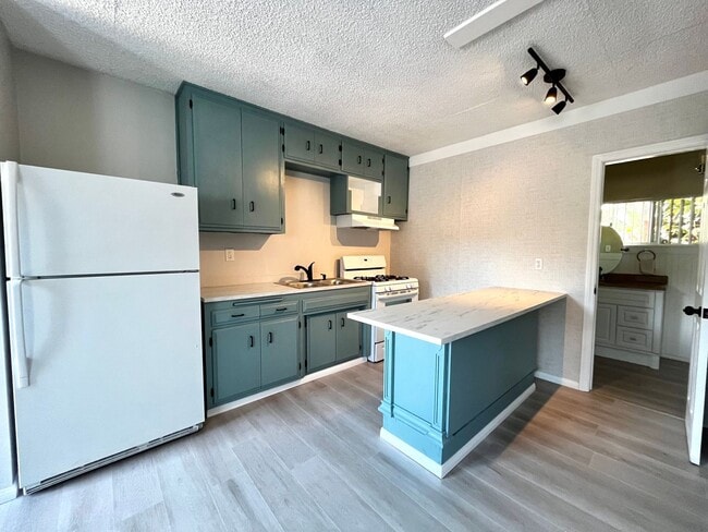 Building Photo - Beautifully renovated 3 bedroom unit in La... Rental