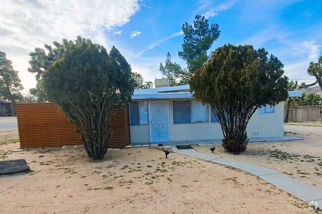 Building Photo - Don't miss out on this rental!