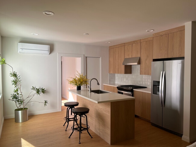 Photo - 859 N Mansfield Ave Apartments Unit 6900 Willoughby