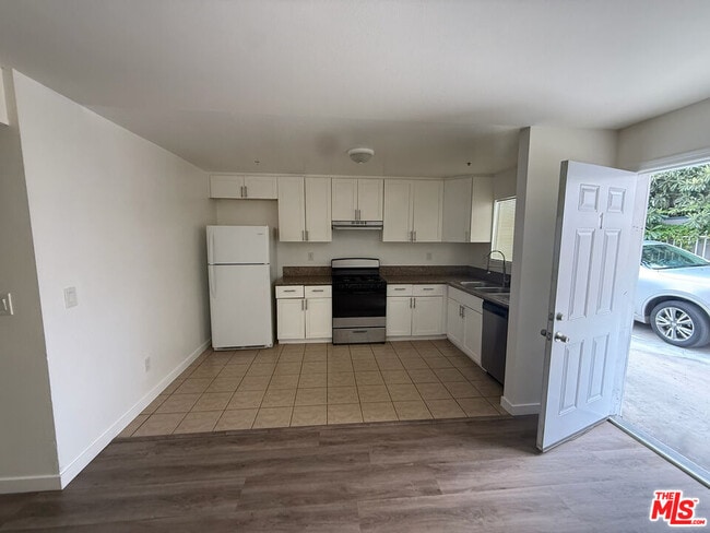 Building Photo - 6640 Irvine Ave Unit 6