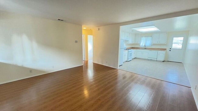 Building Photo - 539 N Alameda Ave Unit #4