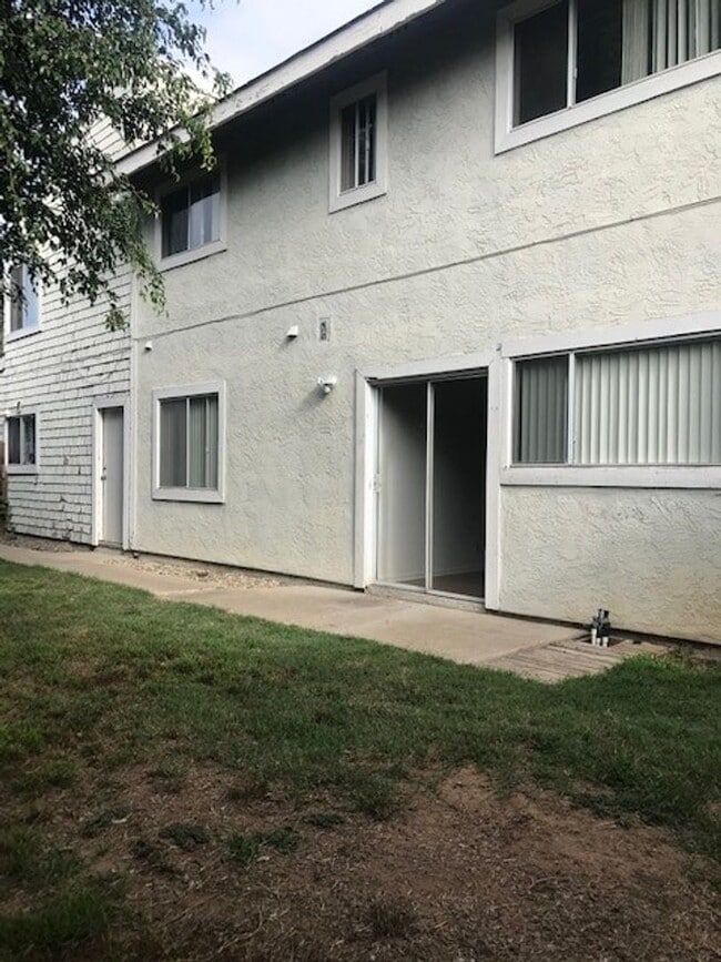 Building Photo - r609 Unit B
