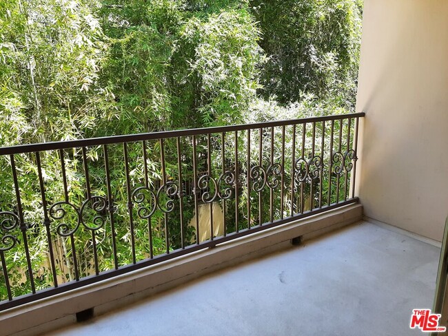 Building Photo - 10390 La Grange Ave Unit 303