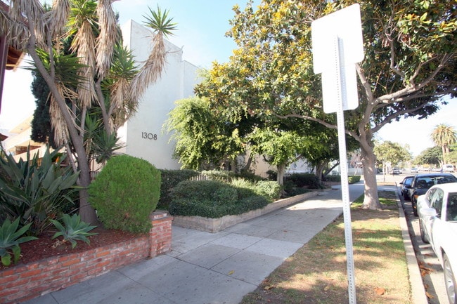 Building Photo - 1308 9th St Unit 4