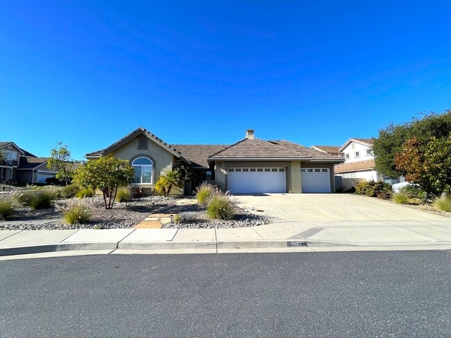 Building Photo - Single Story Large Four Bedroom Home in the Bluffs