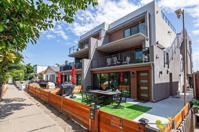 Photo - 823 Island Ct