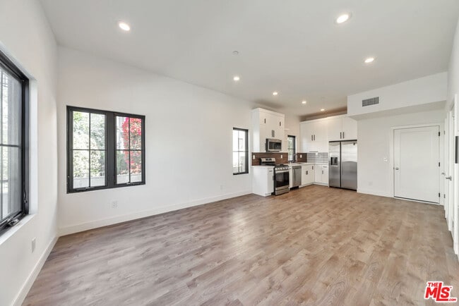 Photo - 1022 Masselin Ave