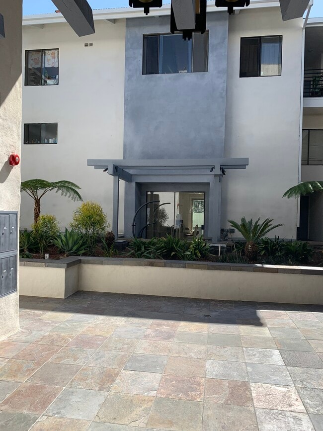 Lobby courtyard - 1909 Pelham Ave Unit 104