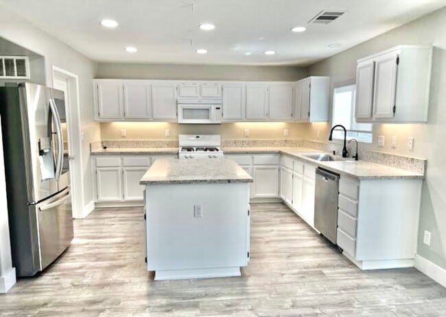 Photo - Beautiful 3 Bedroom Mapleton Home on a Res...