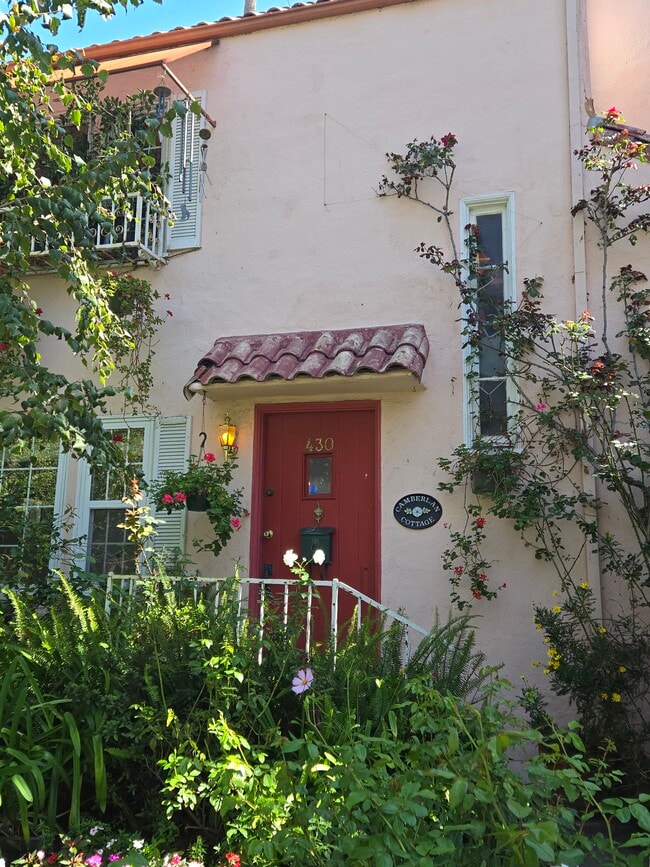 Enter! - 430 S Oakhurst Dr Unit Lower