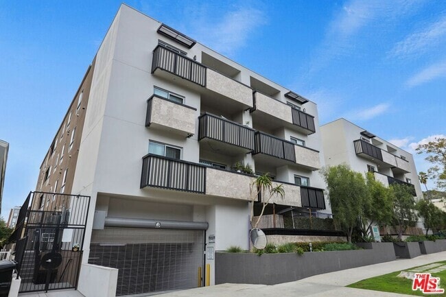 Building Photo - 1439 N Poinsettia Pl Unit ph6 Rental