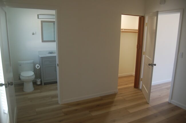 Bathroom entry/walk-in closet - 813 7th St Unit 813