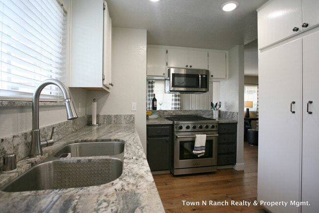 Photo - 3Br 2 1/2Ba, 2 Story Condo Avail May 1st short term lease