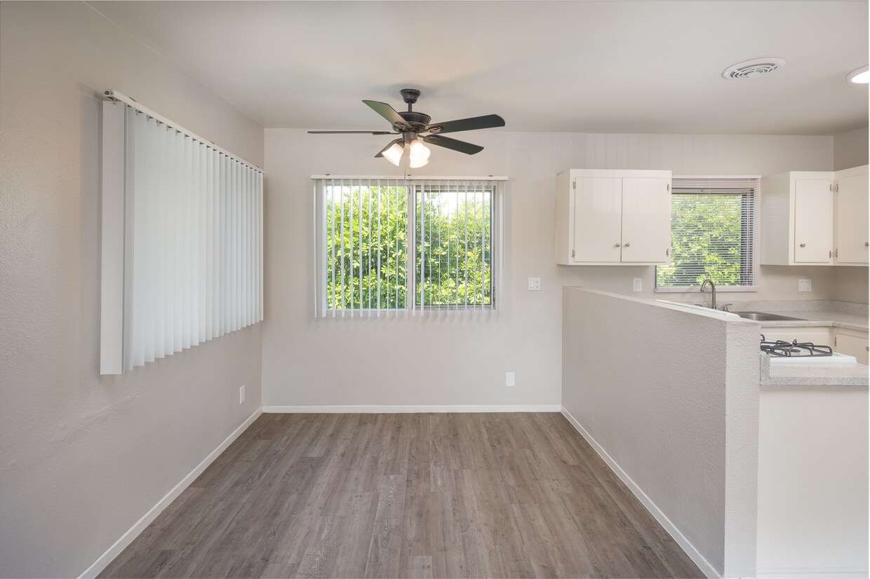 3D Tour - TUSTIN ARMS APARTMENTS