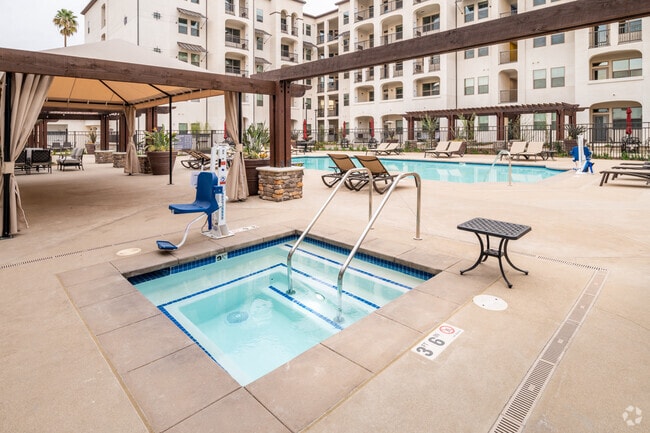 Pool and Spa - Centerpointe at Market