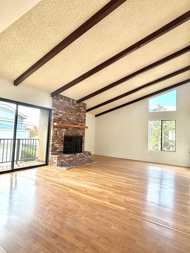 Building Photo - Spacious Private back house, W/D hookups, Garage, Walk-in closet