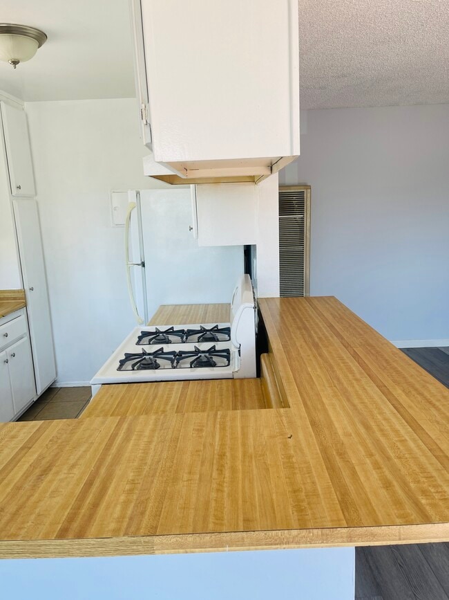 Photo - 17082 Chatsworth St