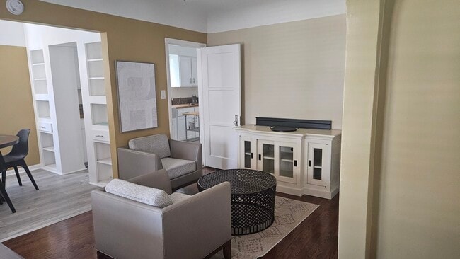 Lounge or dining area - 2028 W 81st St