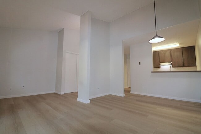 Building Photo - 3rd floor studio in Mission Valley! Beautiful vinyl flooring throughout/ 1 Prkg Space/ Mission Va... Unit E329