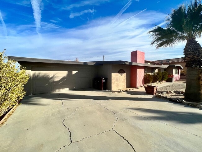 Photo - 3 Bedroom 2 Bathroom - Fully Furnished - Mid Century Modern