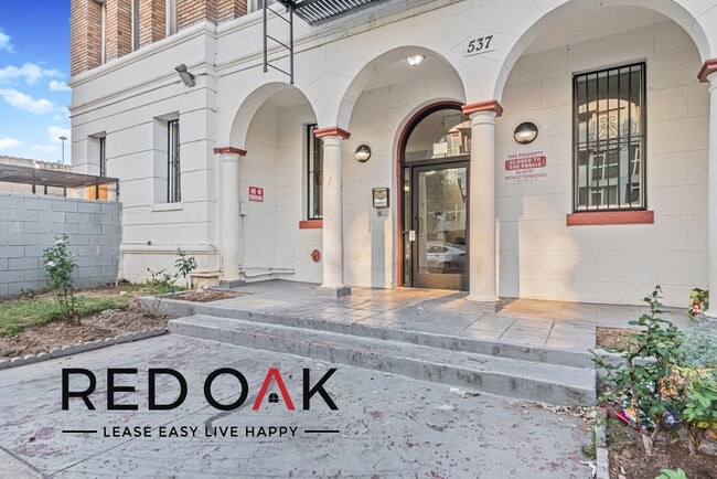 Building Photo - 537 S Kenmore Ave